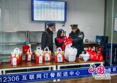 <b>心工做人员正在高铁餐车上对配餐食物进行监视</b>